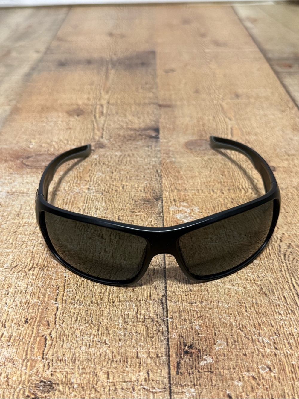 HUK MEN'S SPEARPOINT MATTE BLACK/GRAY LENS SUNGLASSES